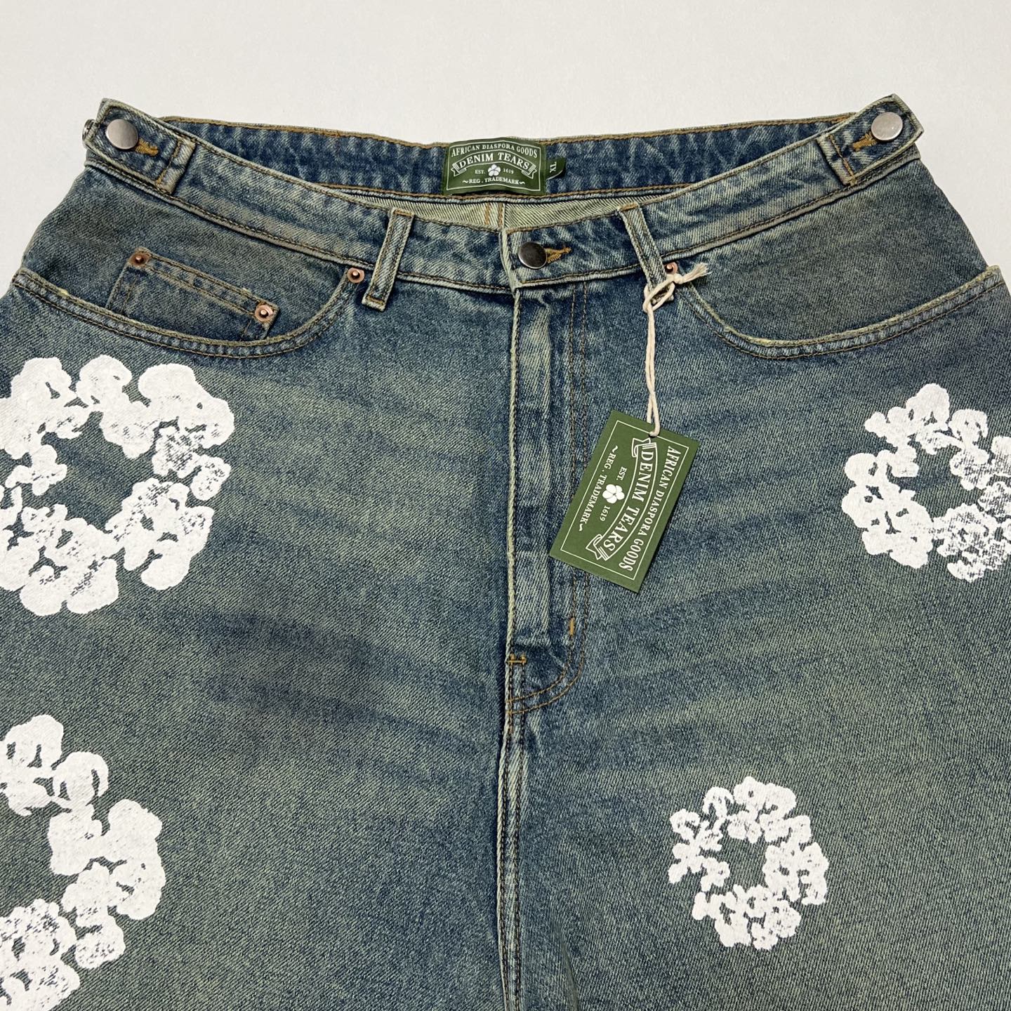 DENIM TEARS x LEVI'S Dirty Wash Wreath Short "Light Wash"
