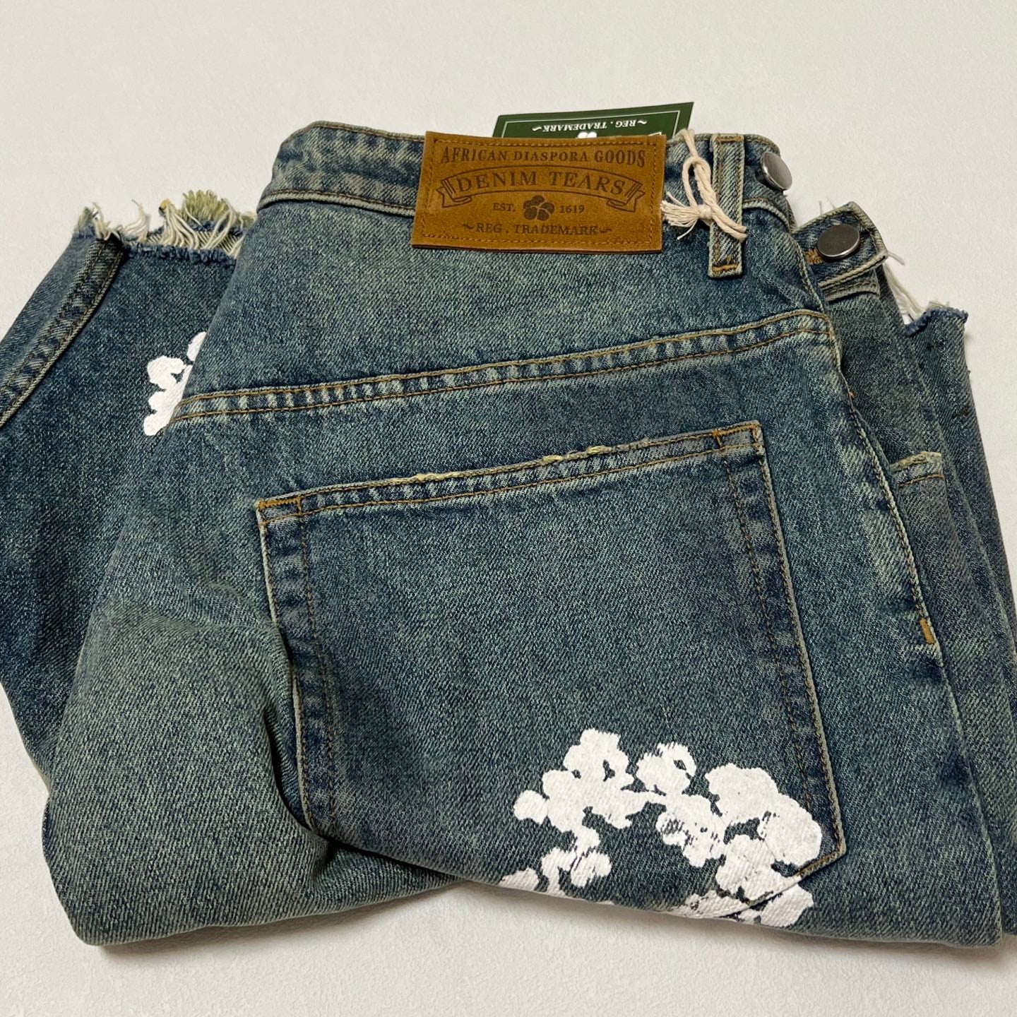 DENIM TEARS x LEVI'S Dirty Wash Wreath Short "Light Wash"