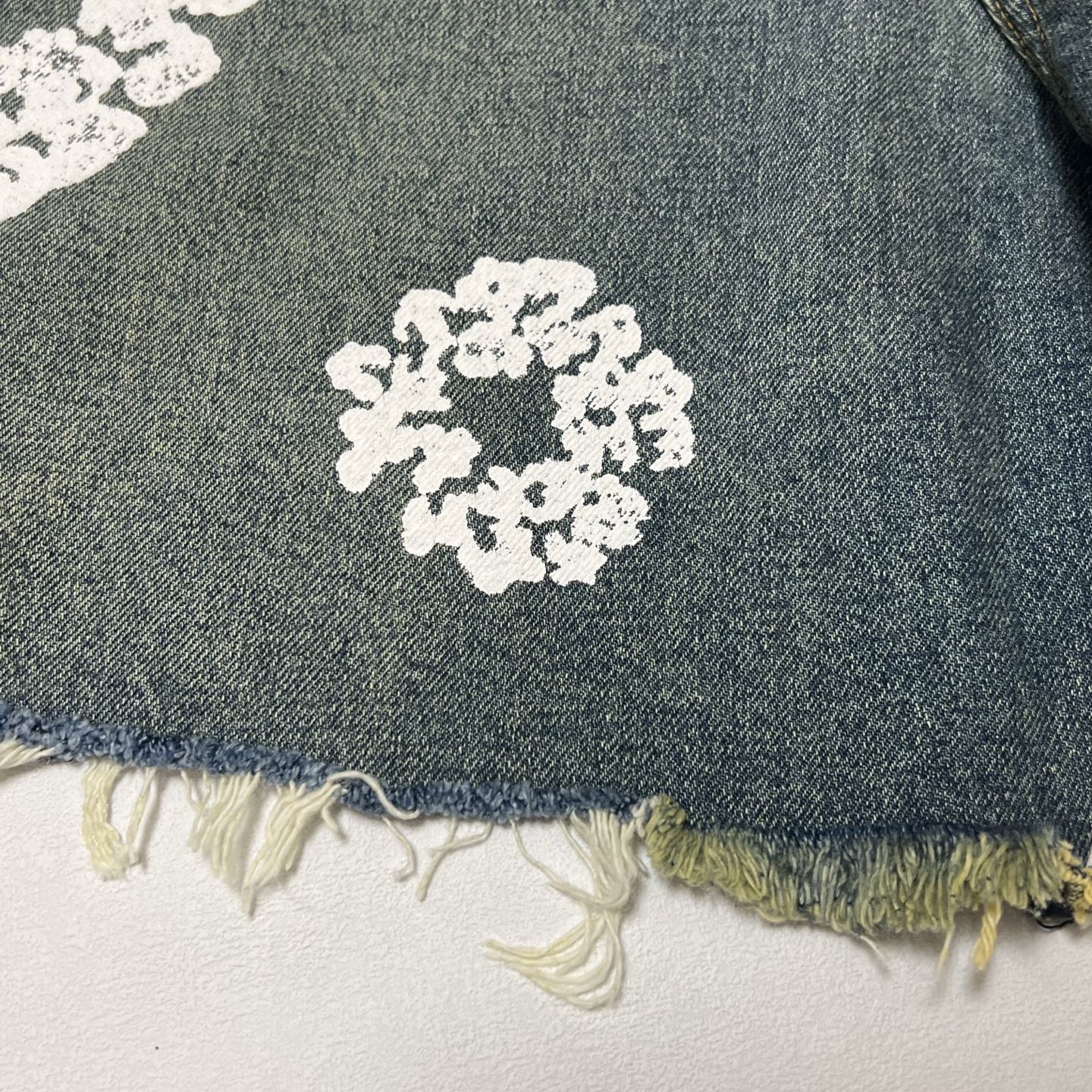 DENIM TEARS x LEVI'S Dirty Wash Wreath Short "Light Wash"