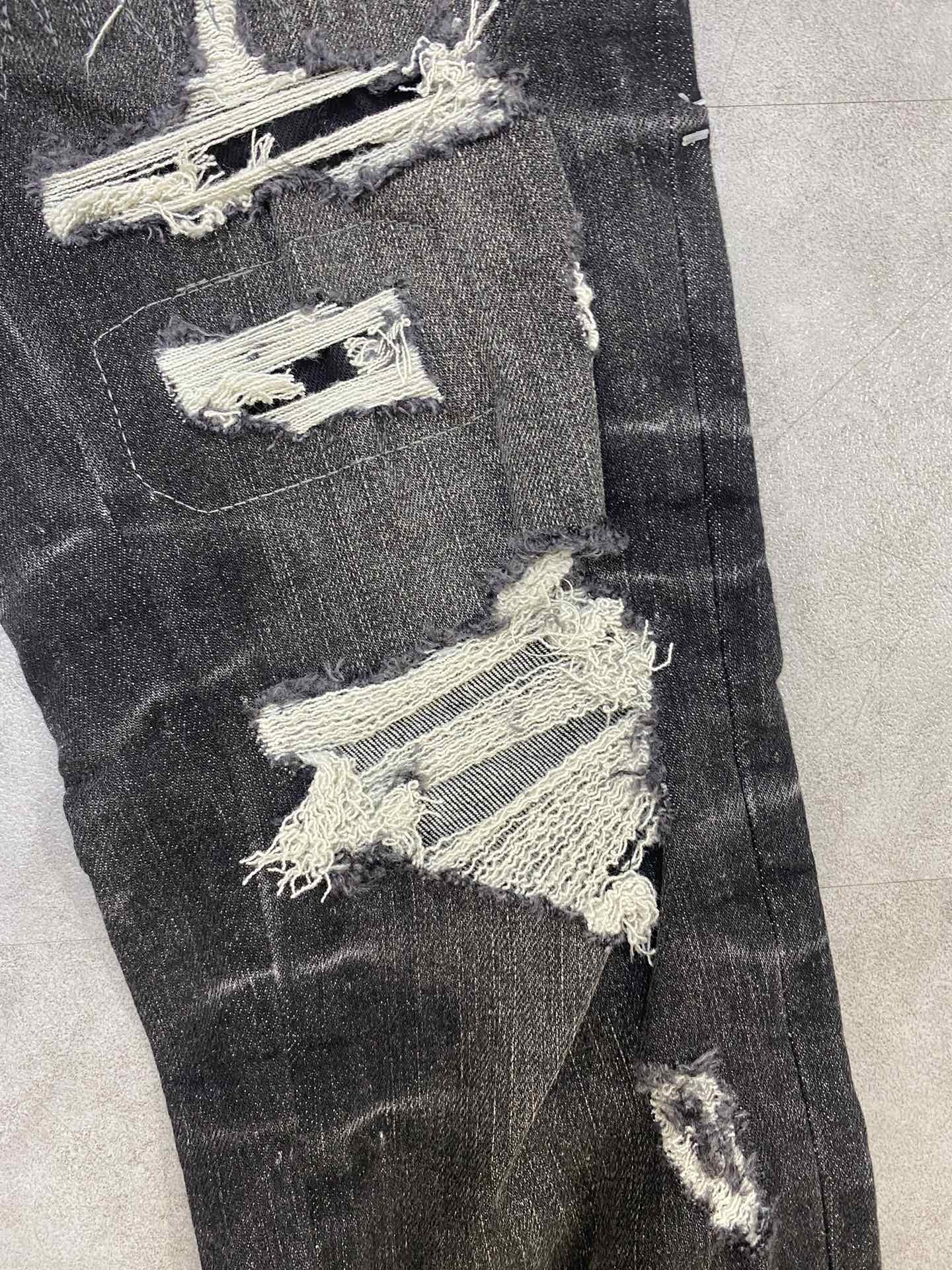 AMIRI jeans with a distressed finish, embroidered logo on the side