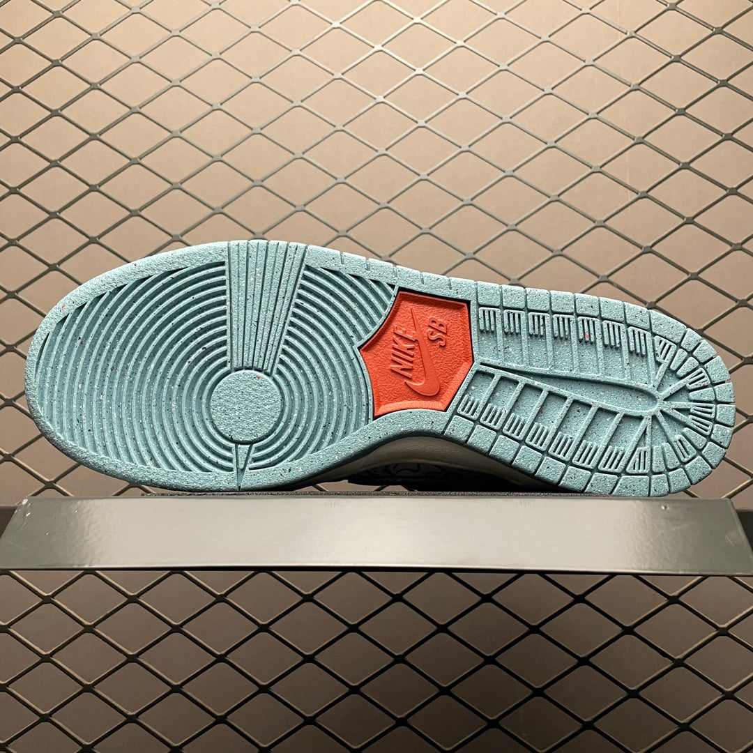 Nike SB Dunk Low "Live, Laugh, Love"