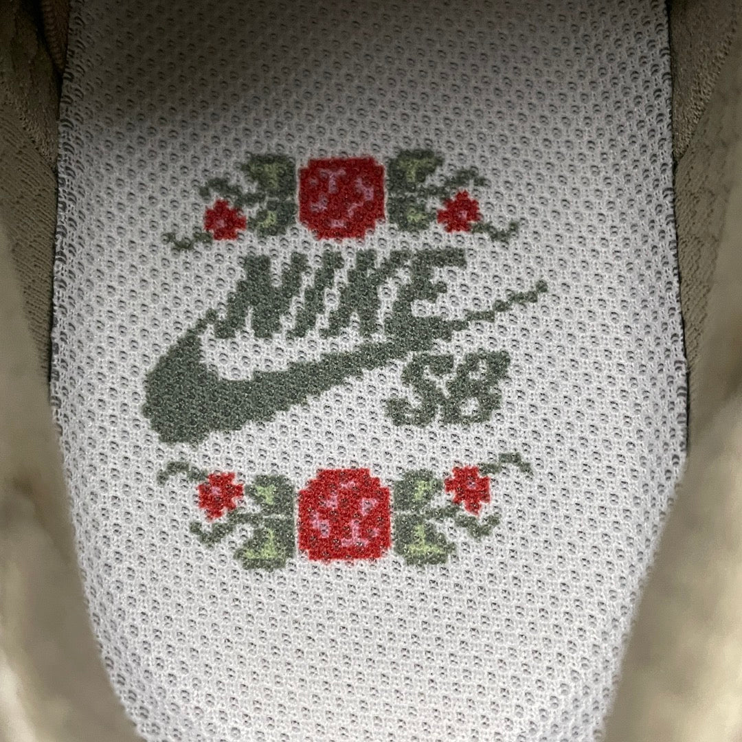 Nike SB Dunk Low "Live, Laugh, Love"