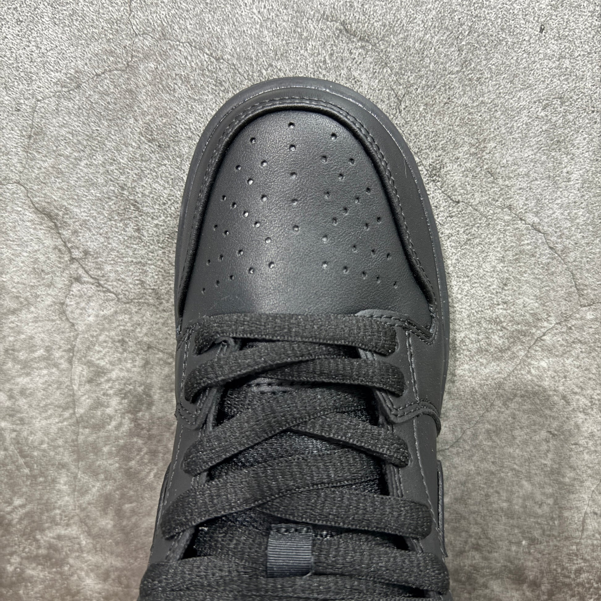 Nike SB Dunk Low Pro ISO "Triple Black"