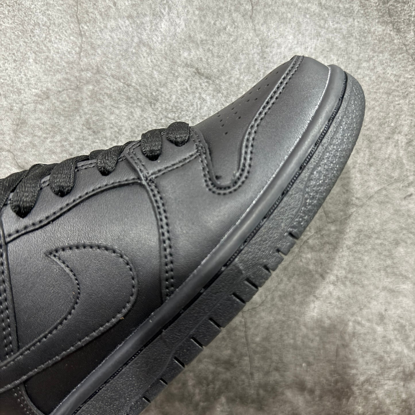Nike SB Dunk Low Pro ISO "Triple Black"