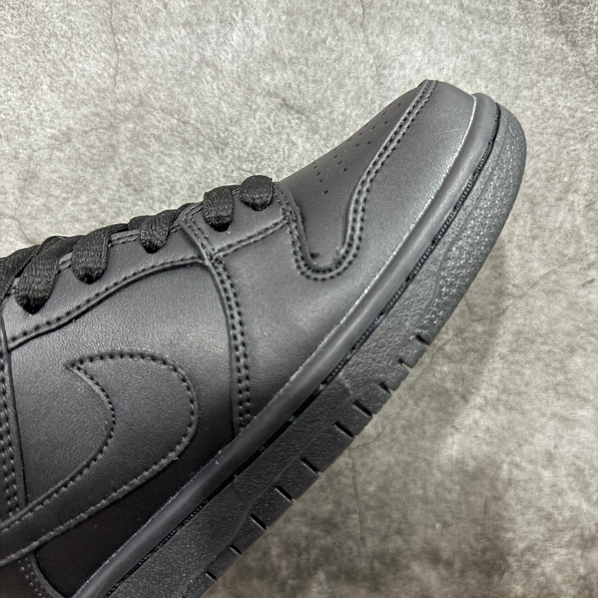Nike SB Dunk Low Pro ISO "Triple Black"