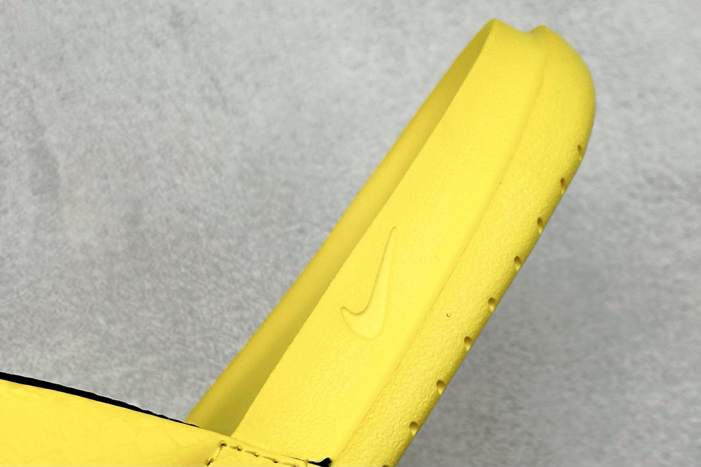 Nike Kobe Offcourt Slide "Lightning"