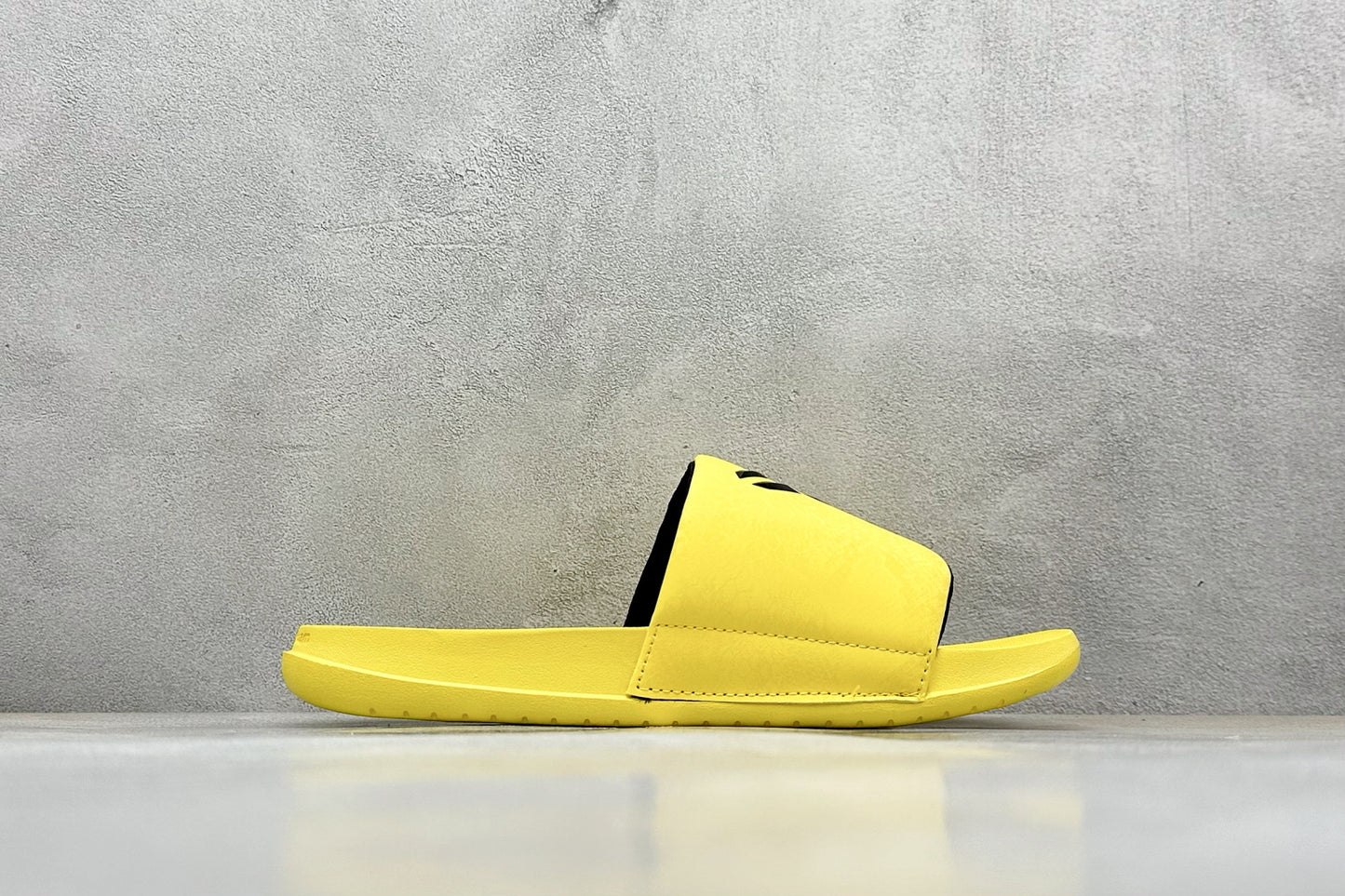 Nike Kobe Offcourt Slide "Lightning"