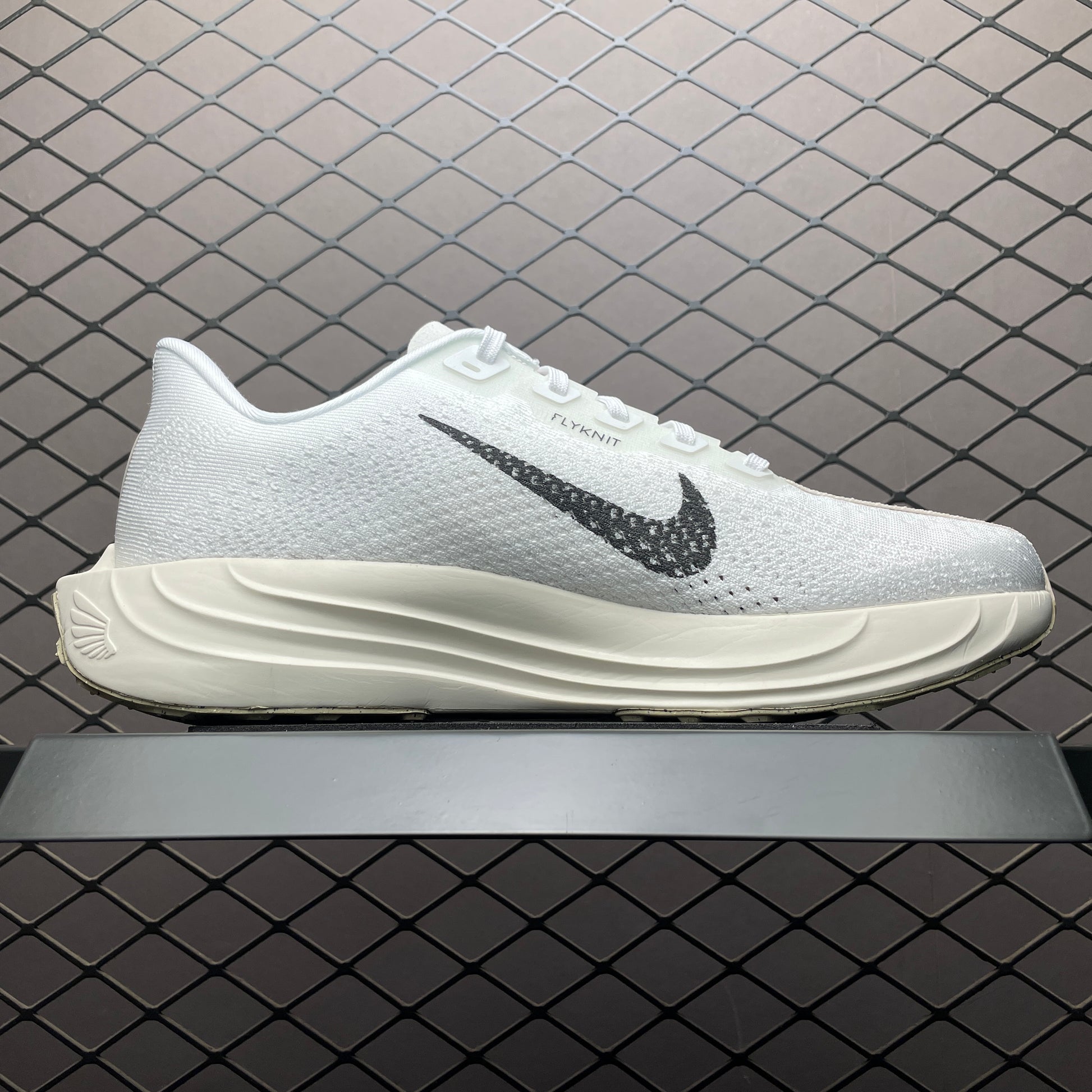 NIKE Pegasus Plus