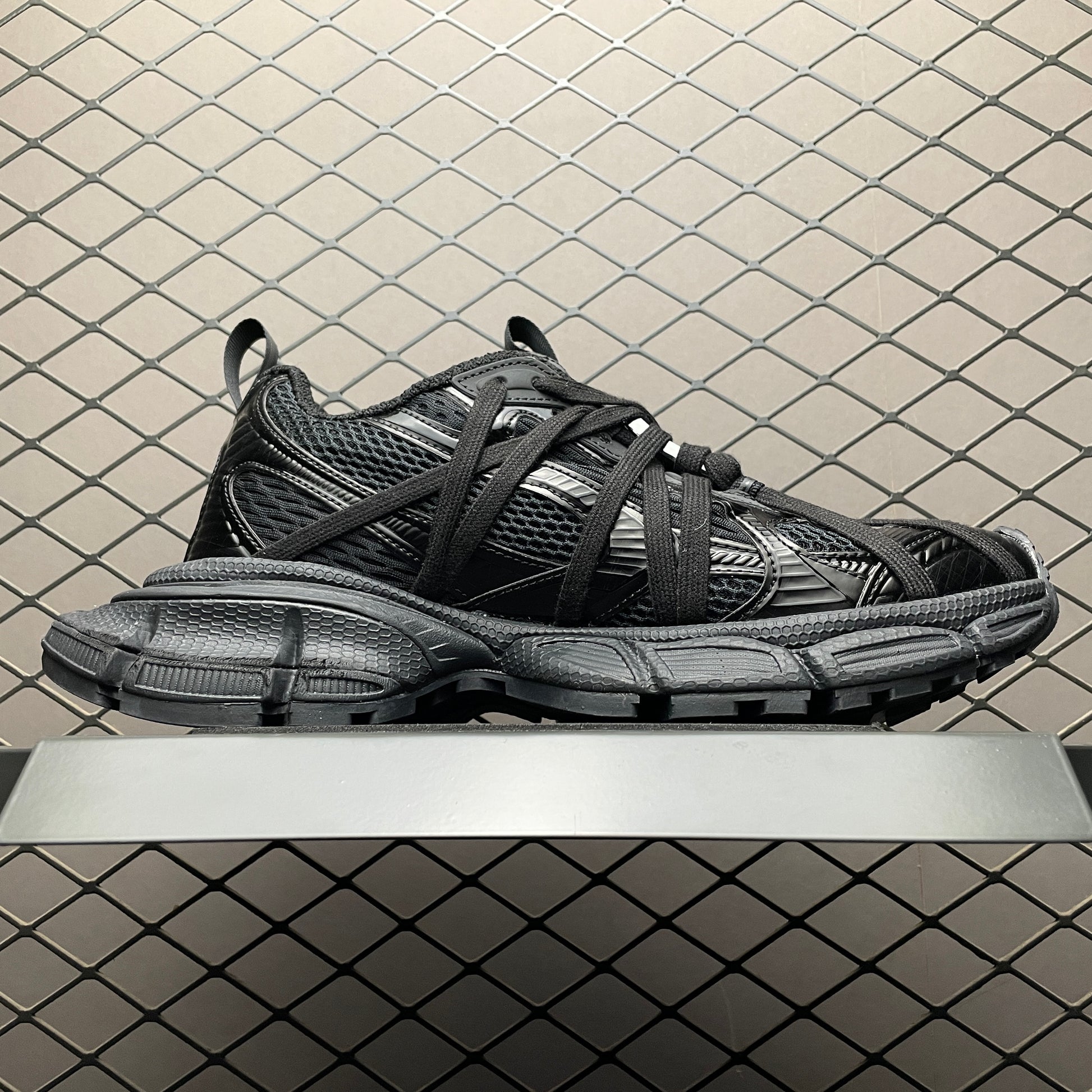 Balenciaga Men's 3xl Extreme Laces B Sneaker in Black