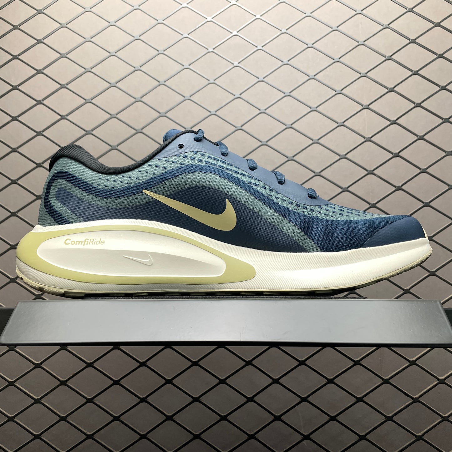Nike Journey Run "Armory Navy/Green Strike/Pale Ivory/Desert Khaki"