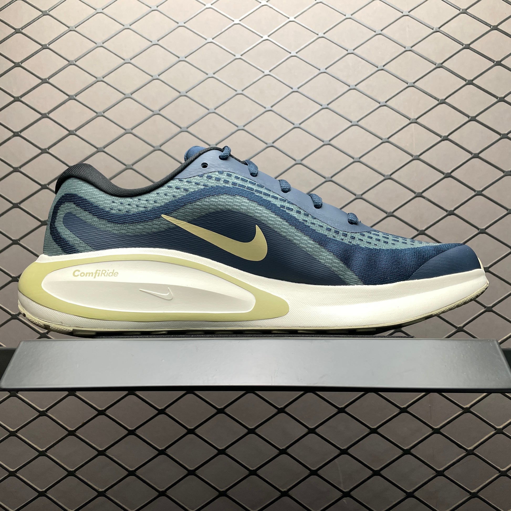Nike Journey Run "Armory Navy/Green Strike/Pale Ivory/Desert Khaki"