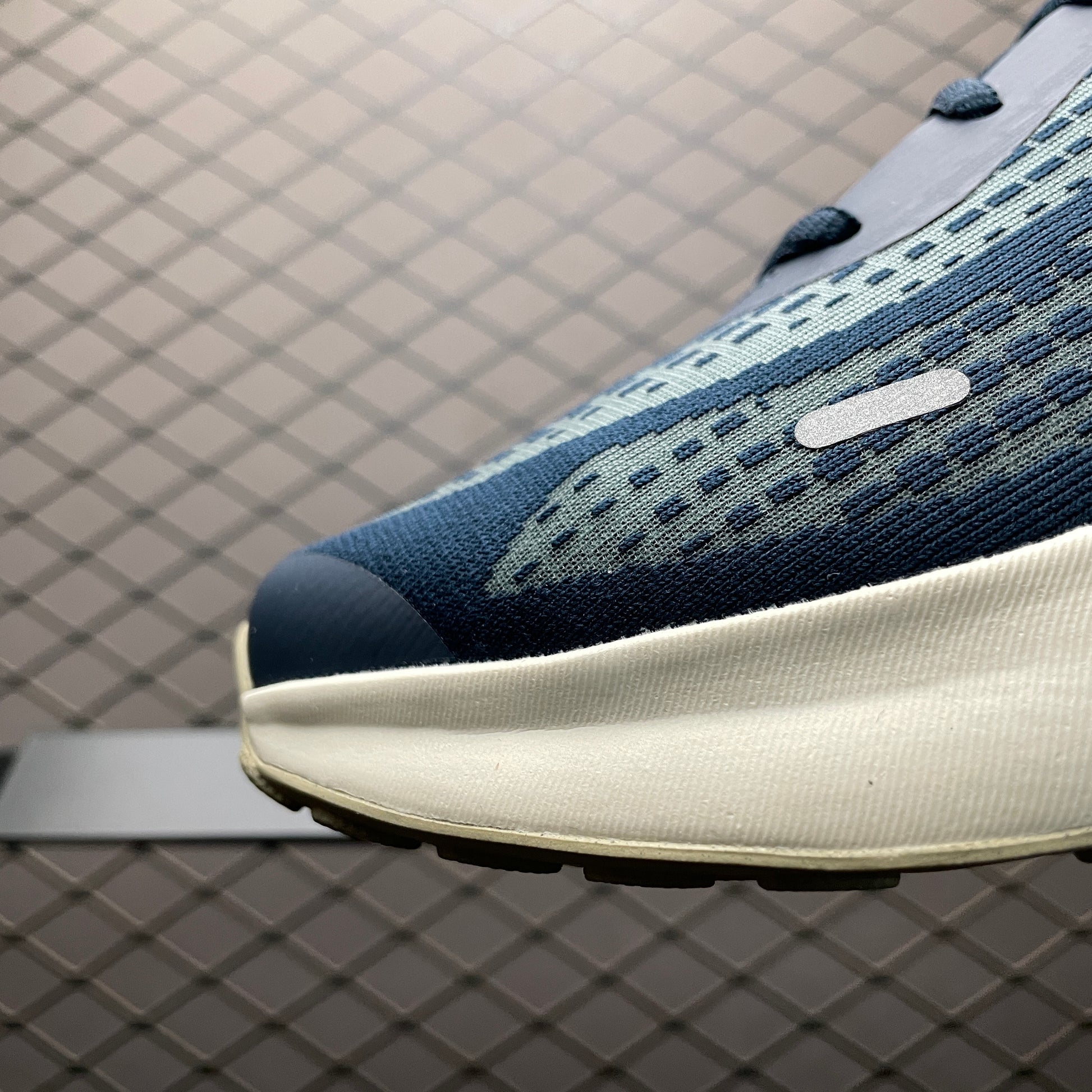 Nike Journey Run "Armory Navy/Green Strike/Pale Ivory/Desert Khaki"