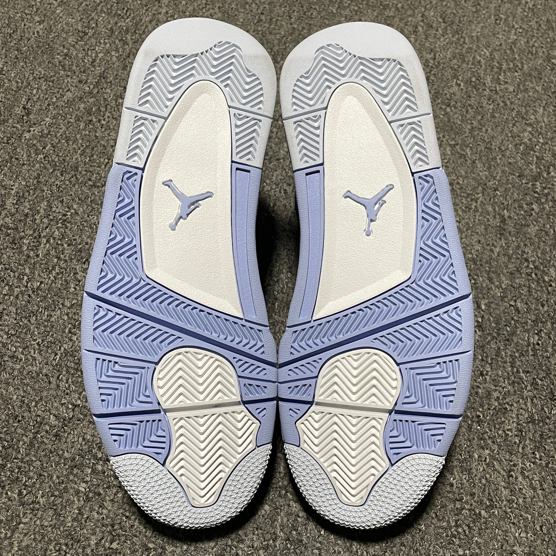 Nike Air Jordan 4 Retro "Aluminum"