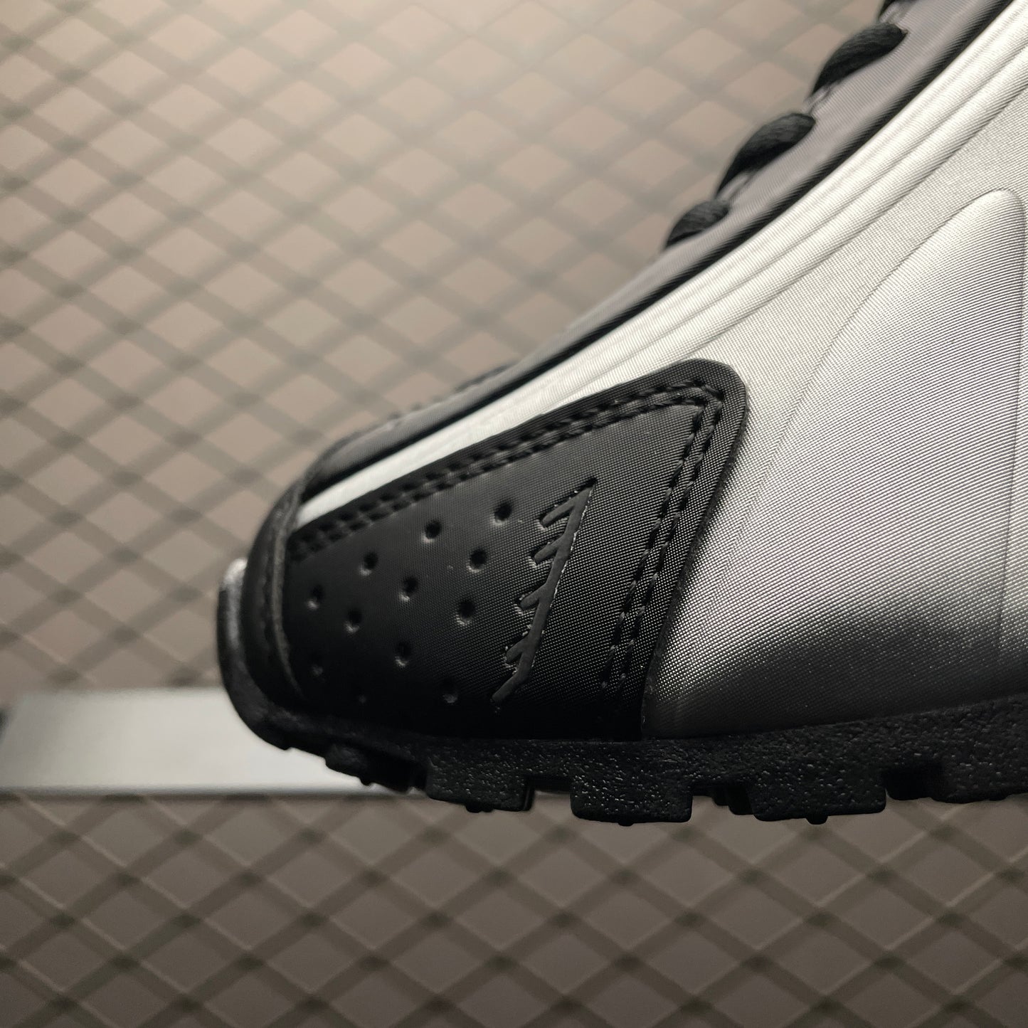 Nike Shox R4 "Black/Bright Mandarin"