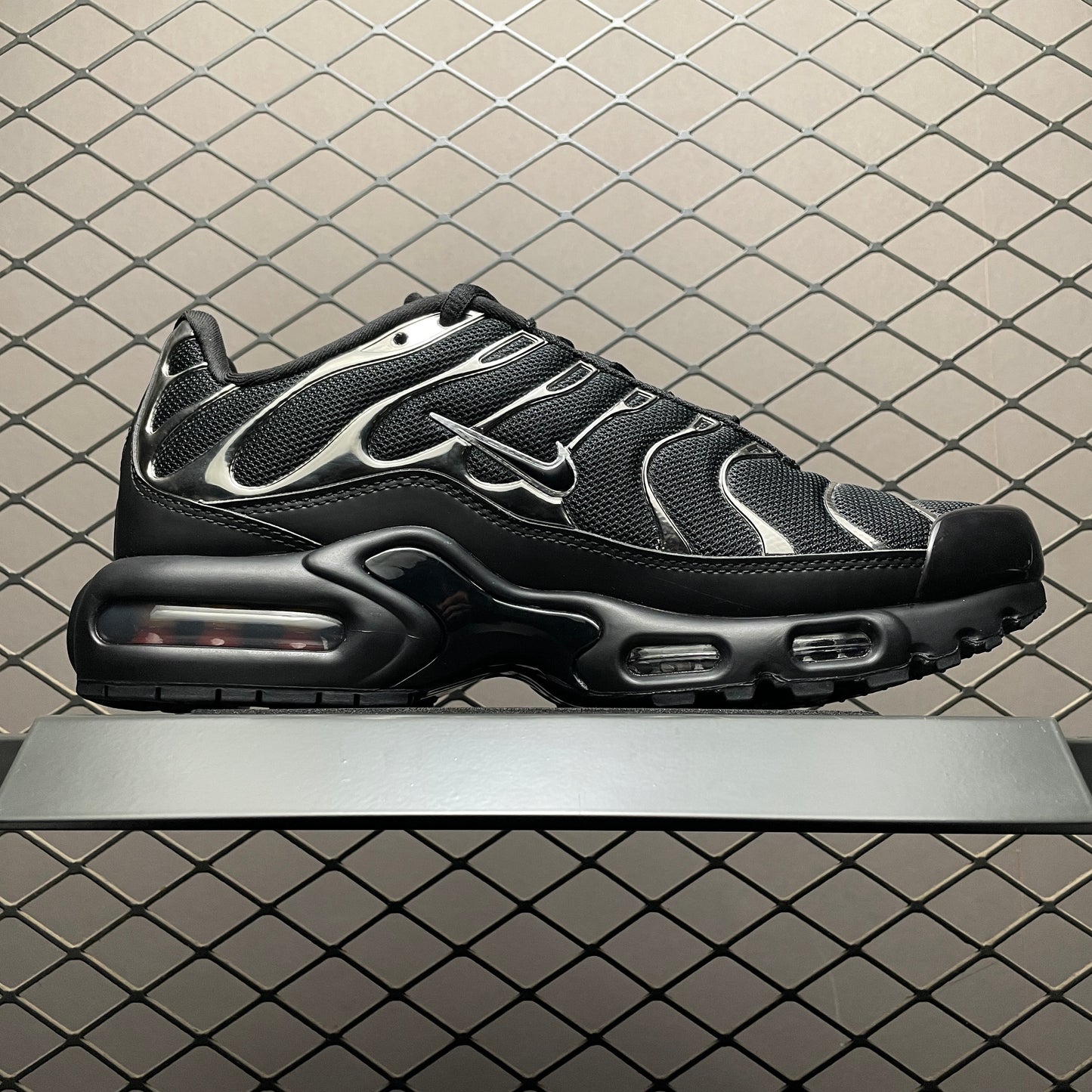 Nike Women's Air Max Plus SE "Black/Metallic Silver/Laser Crimson