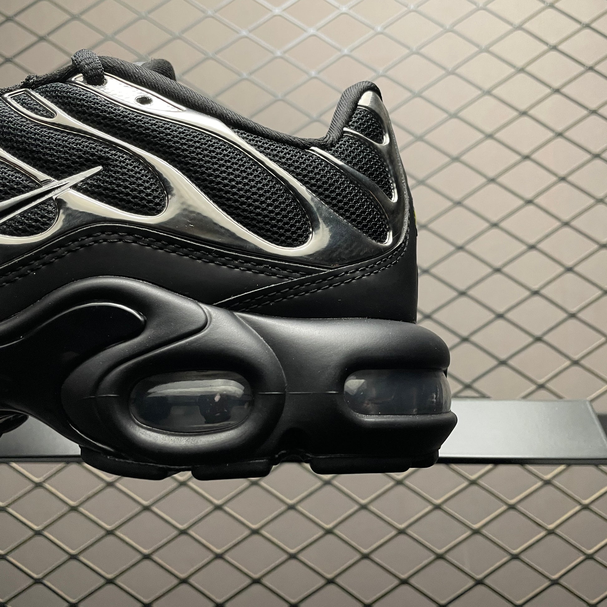 Nike Women's Air Max Plus SE "Black/Metallic Silver/Laser Crimson