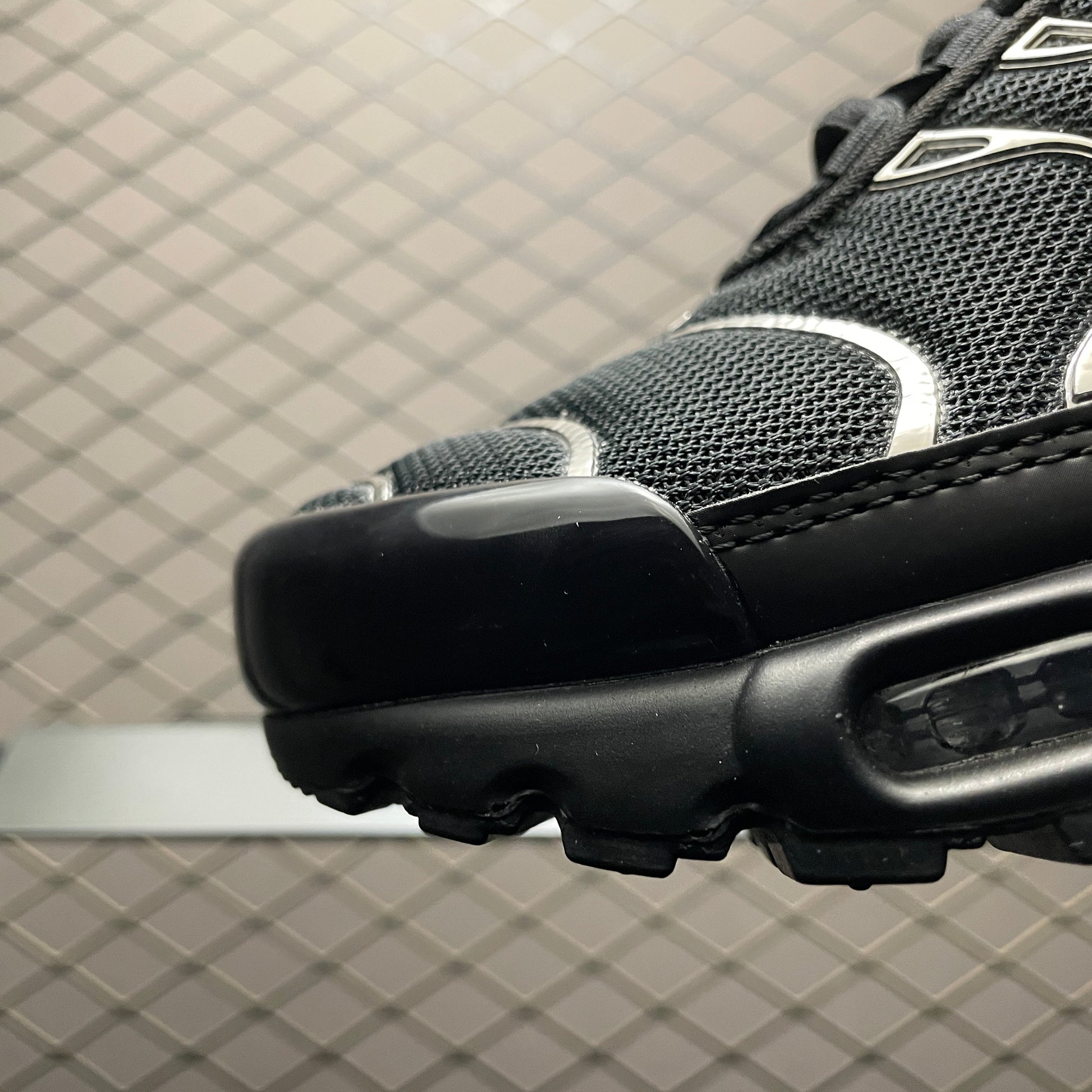 Nike Women's Air Max Plus SE "Black/Metallic Silver/Laser Crimson