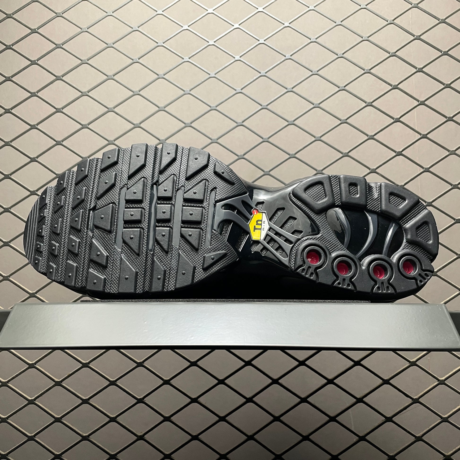 Nike Women's Air Max Plus SE "Black/Metallic Silver/Laser Crimson