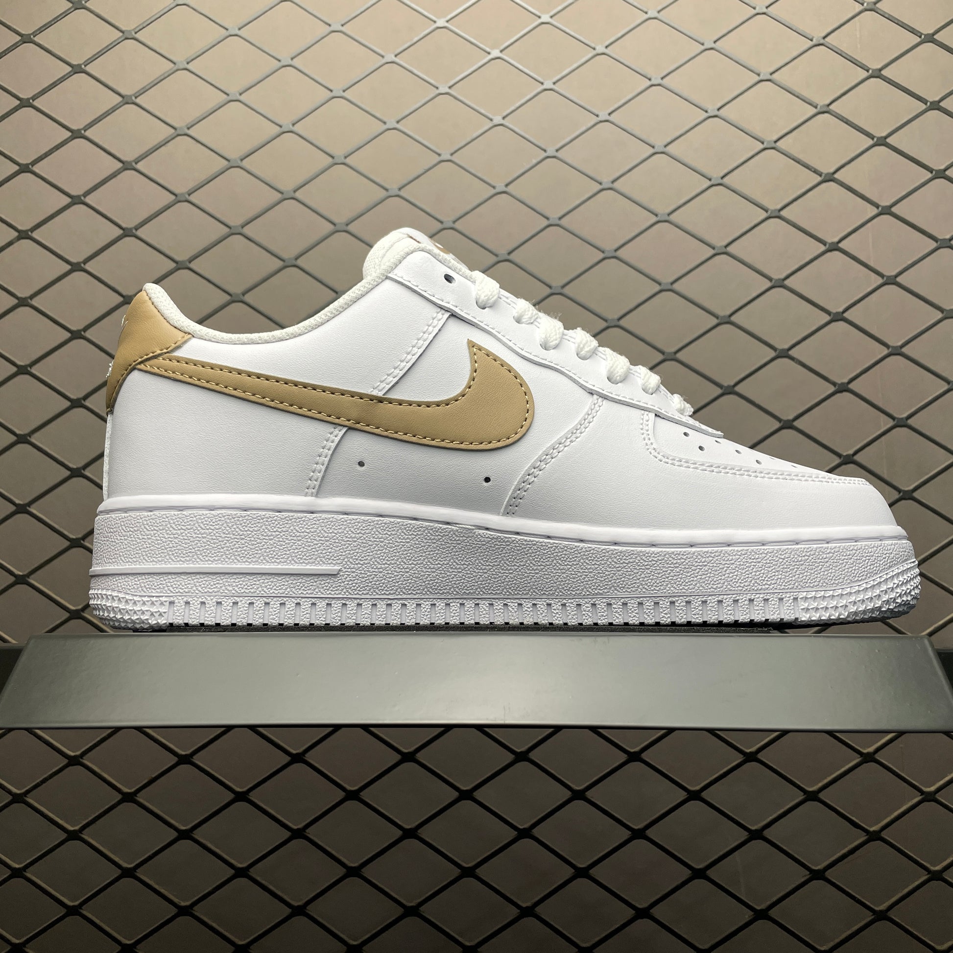 NIKE AIR FORCE 1 '07 Men – White/Rattan