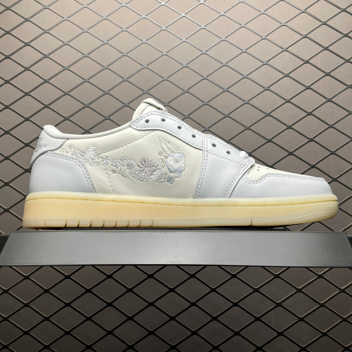 NIKE Jordan 1 Retro Low OG Rabbit Floral Swoosh