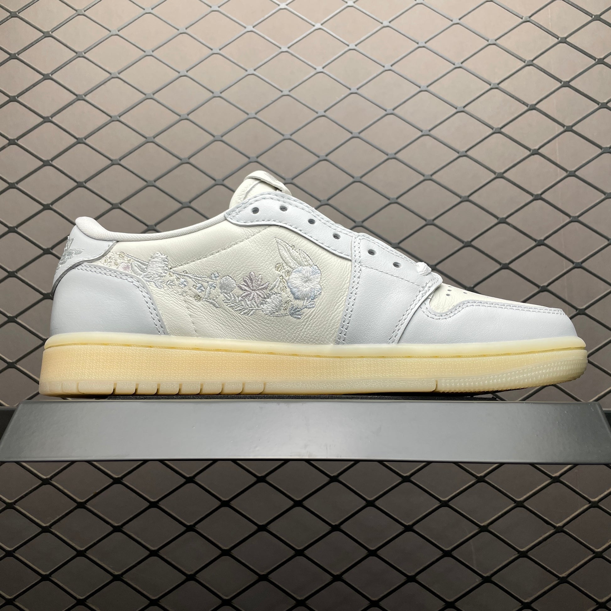 NIKE Jordan 1 Retro Low OG Rabbit Floral Swoosh