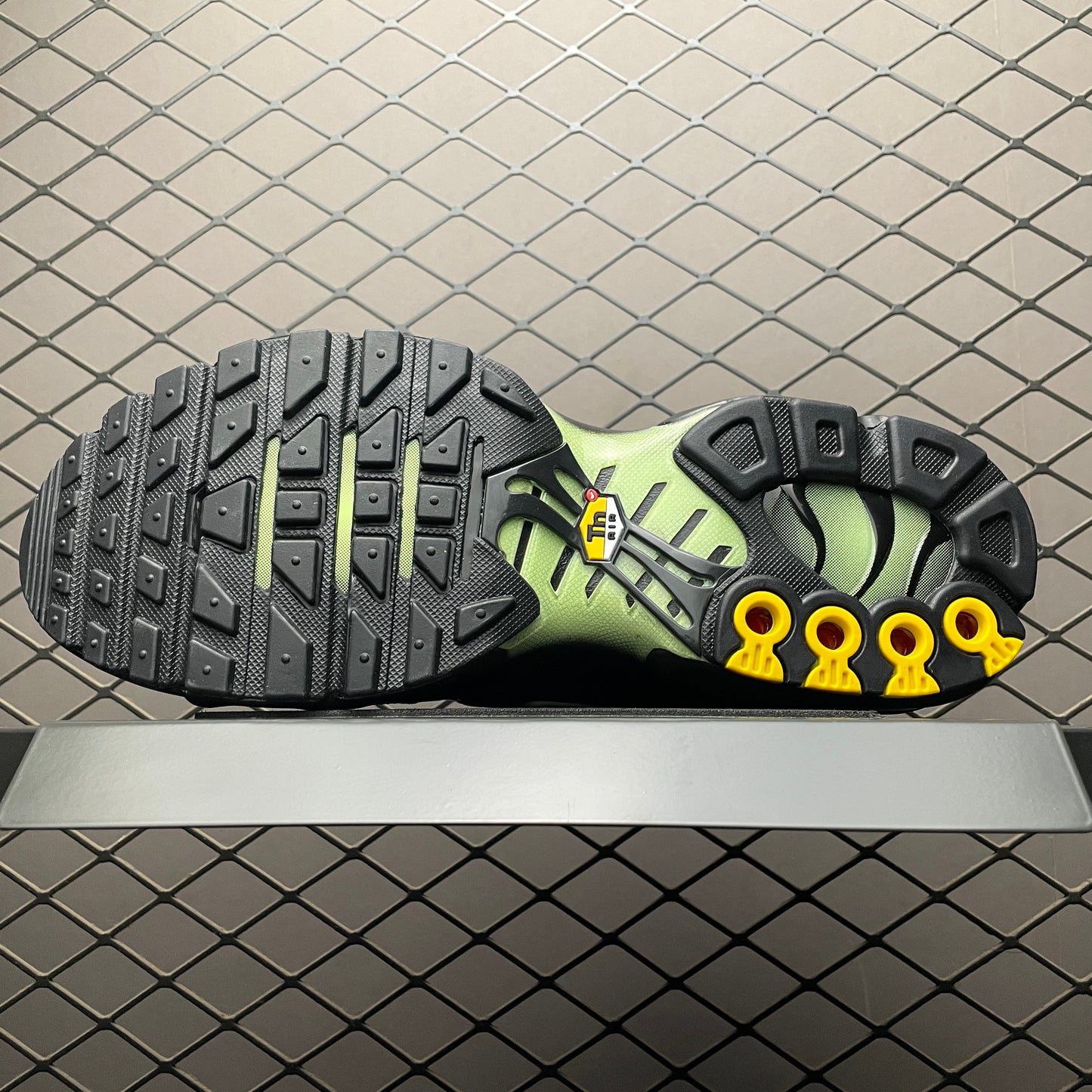 Nike Air Max Plus "Black/Volt"