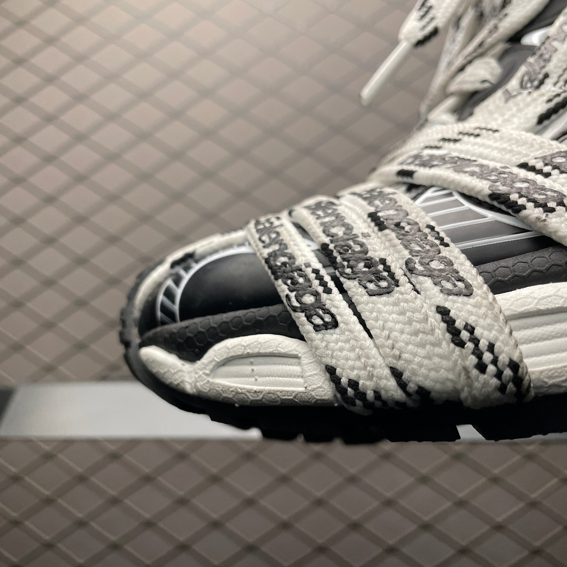BALENCIAGA 3xl extreme laces logo sneaker